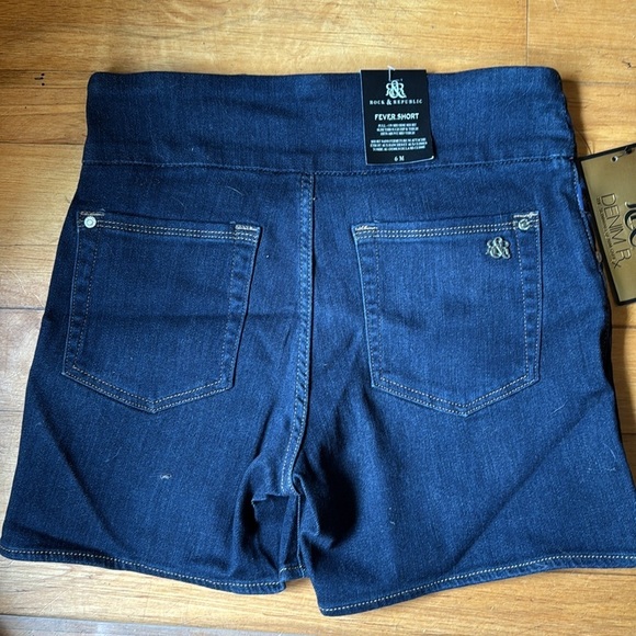 Rock & Republic Women's Denim Rx Fever Pull On Mid-Rise Shorts Size 6M - Picture 3 of 6